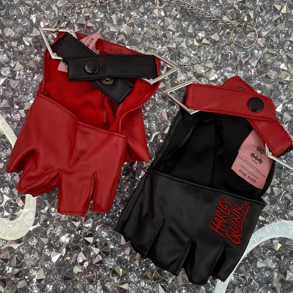DC Harley Quinn Fingerless Gloves in Red and Black gloves